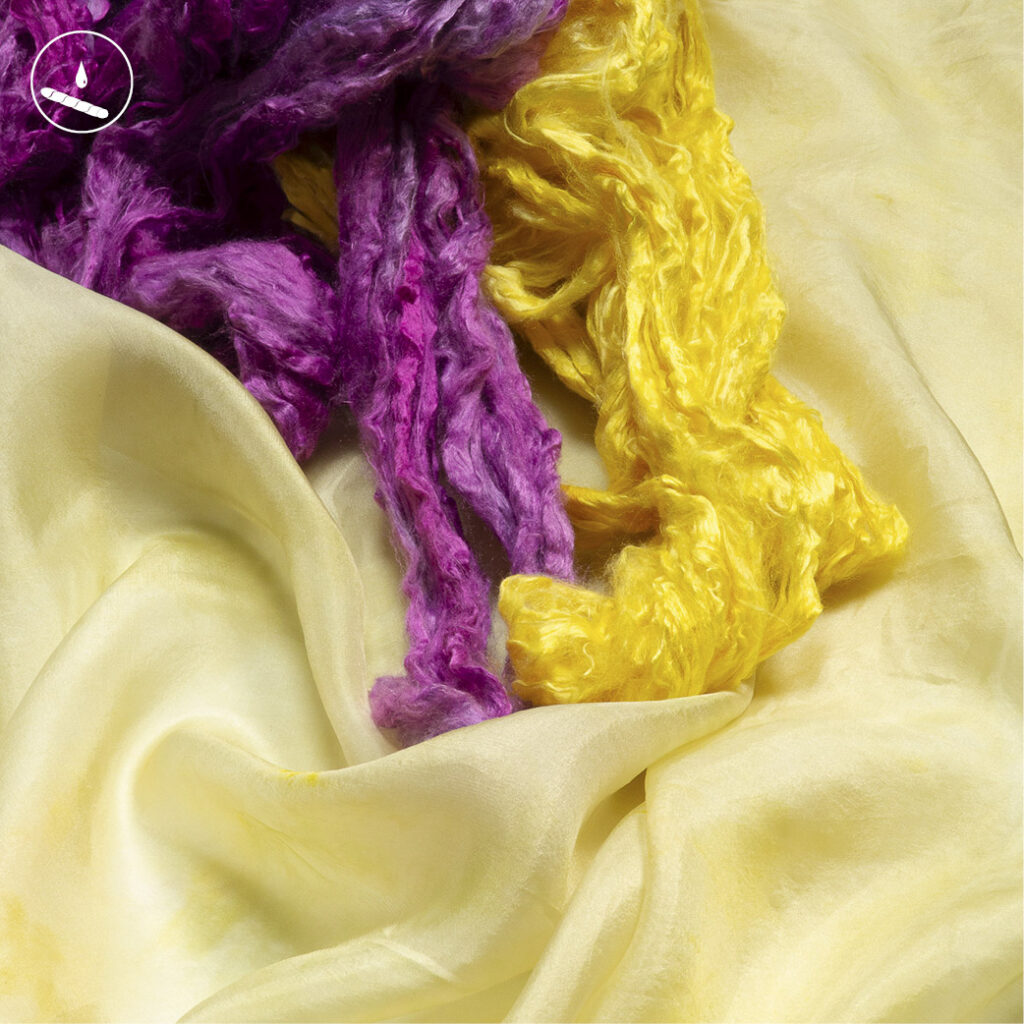 Dyeing silk